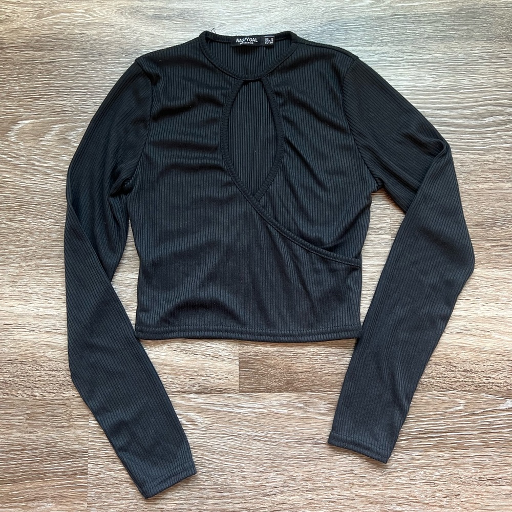 Black Long Sleeved Keyhole Crop Top